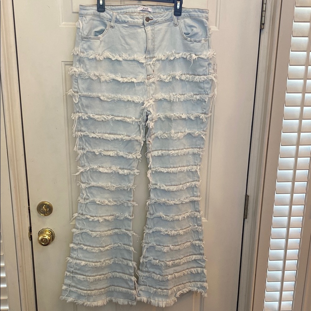The MAP Size 2XL Light Wash Blue Frayed Stretchy Flare Jeans in Great Condition